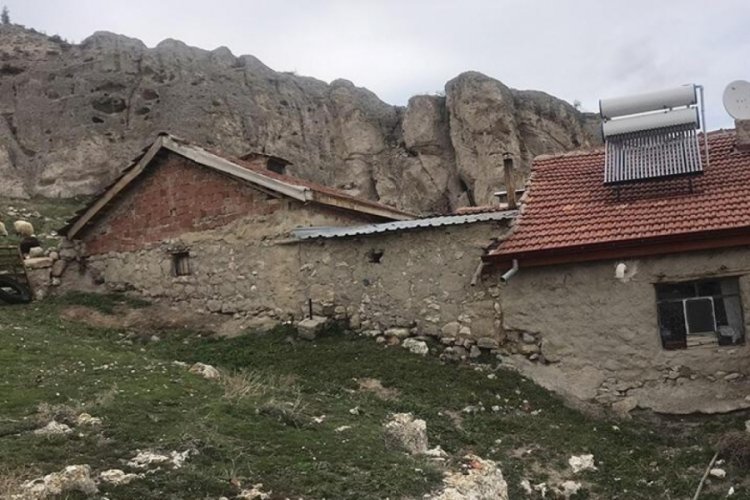 Bolvadin Fayı'nın başladığı dağdan kopan kaya par&ccedil;aları vatandaşları korkuttu