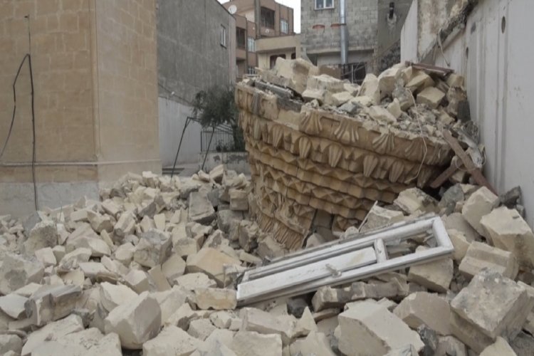 Kilis'te depremde ağır hasar alan minare kontroll&uuml; şekilde yıkıldı