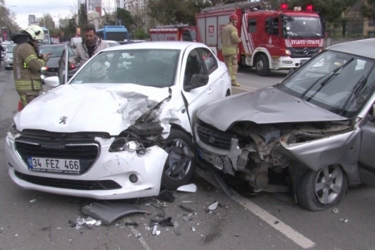 İstanbul'da feci kaza: 2'si &ccedil;ocuk 4 yaralı