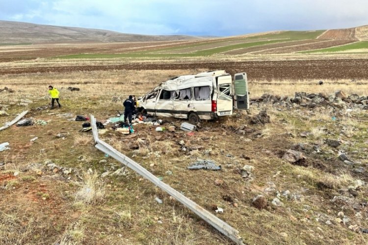 Kayseri'de yolcu minib&uuml;s&uuml; şarampole u&ccedil;tu: 2 &ouml;l&uuml;, 7 yaralı