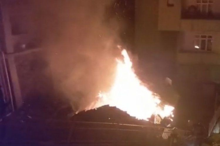 İstanbul Kağıthane'de gecekondu alev alev yandı