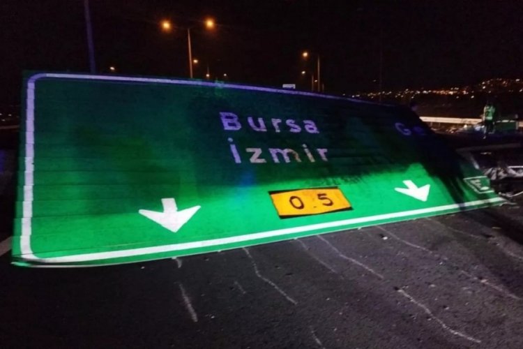 Bursa'da TIR'ın yerinden &ccedil;ıkan dorsesi tabelayı devirdi, yol trafiğe kapandı!