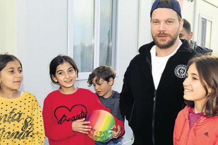 Sinan Ak&ccedil;ıl'dan depremzede &ccedil;ocuklara konser s&ouml;z&uuml;