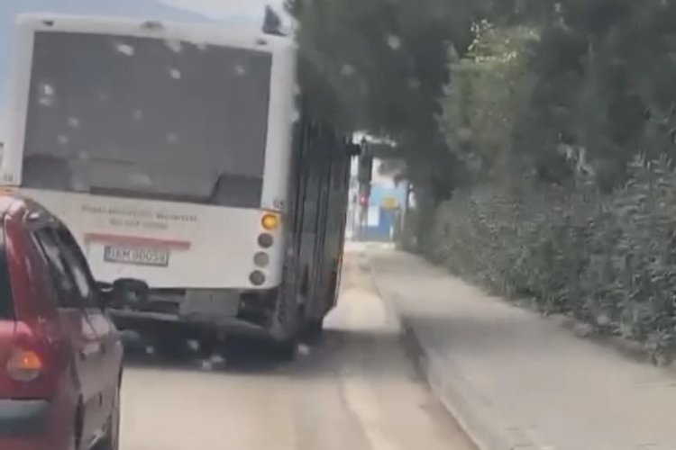 Bursa'da otob&uuml;s trafikte yan yan giderken g&ouml;r&uuml;ld&uuml;! Otob&uuml;s sahibinden a&ccedil;ıklama geldi