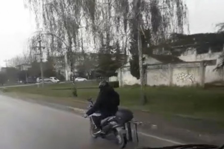 Bursa'da motosiklet ile merdiven taşıdı