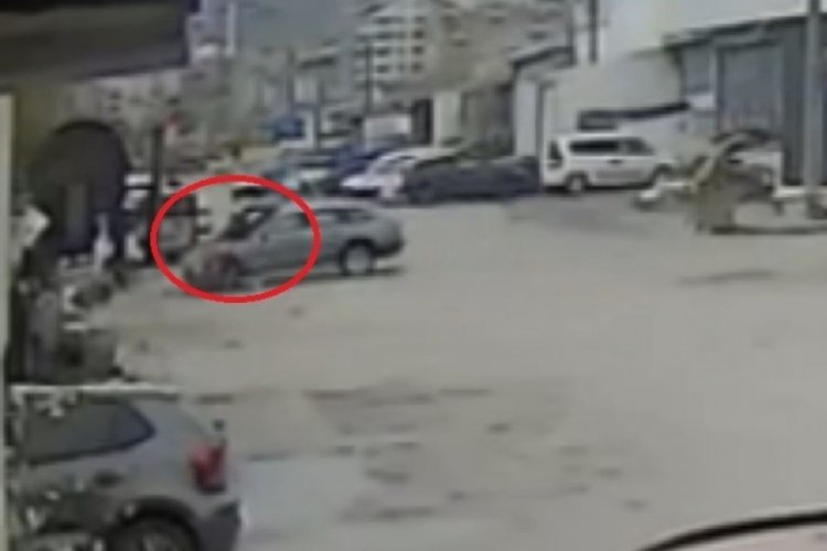 Bursa'da otomobil ile &ccedil;arpışan motosikletli kurye havaya fırladı