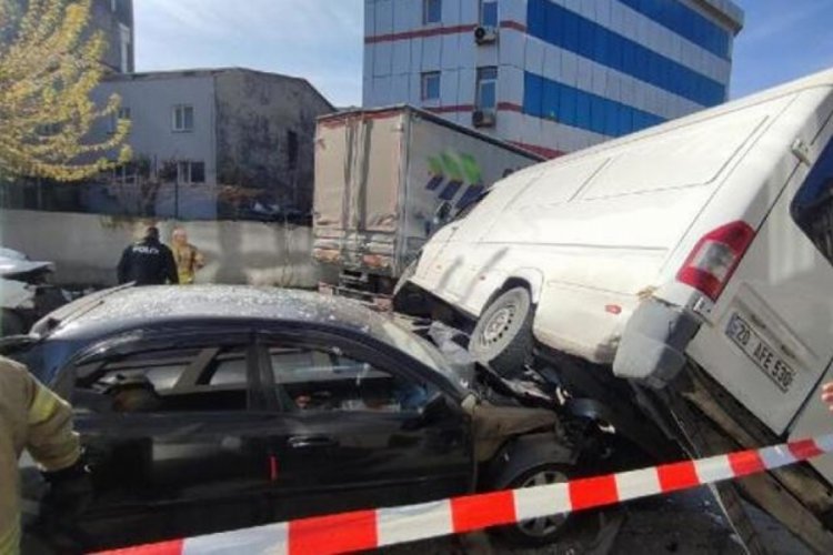 İstanbul'da freni arızalanan kamyon 6 araca &ccedil;arptı!