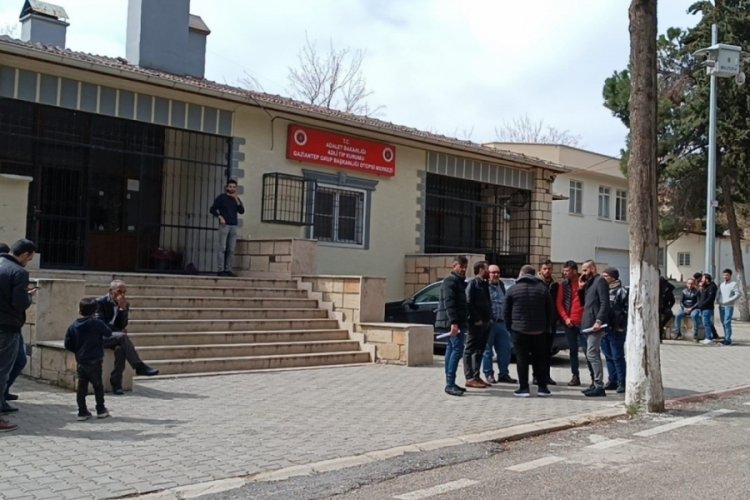 Gaziantep'te iki otomobil kafa kafaya &ccedil;arpıştı!