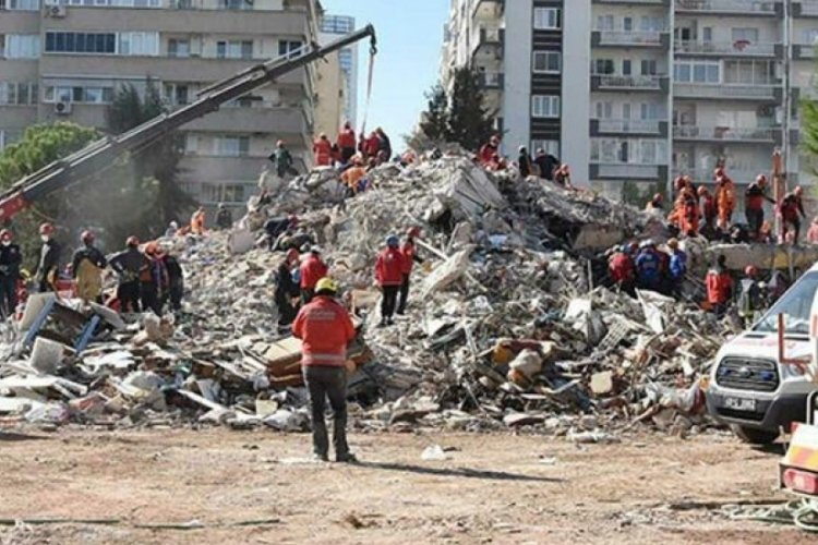 İzmir depreminde yıkılan binaya onay veren iki belediye &ccedil;alışanına dava