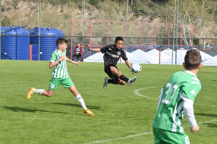 U12 İzmir Cup'ta heyecan s&uuml;r&uuml;yor
