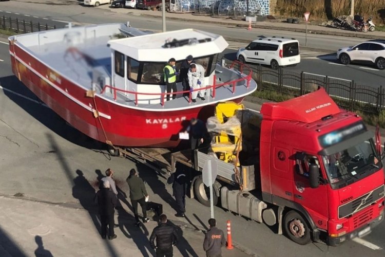 Tırla taşınan teknenin &uuml;zerindeyken başını &uuml;st ge&ccedil;ide &ccedil;arpan adam can verdi