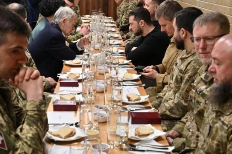 Zelenski, ordudaki M&uuml;sl&uuml;man askerlerle beraber iftar yaptı