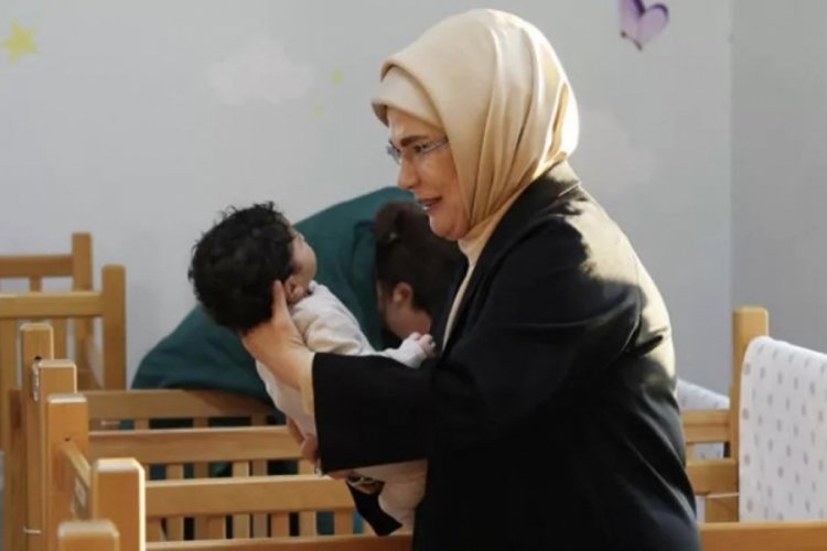 Emine Erdoğan, Dar&uuml;laceze'de &ccedil;ocuk yuvasını ziyaret etti