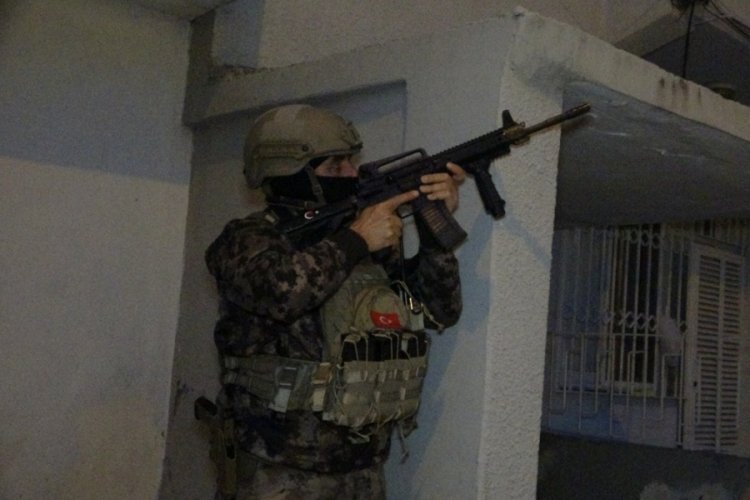 Mersin'de 77 adrese şafak vakti k&ouml;k&uuml;n&uuml; kurutma operasyonu!