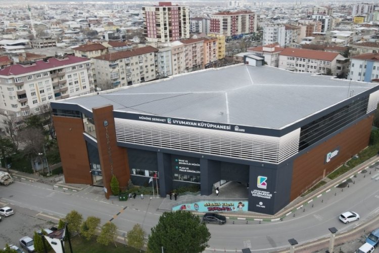 Bursa'da &ccedil;evreci "7/24" uyumayan k&uuml;t&uuml;phanede "sıfır plastik" bilinci