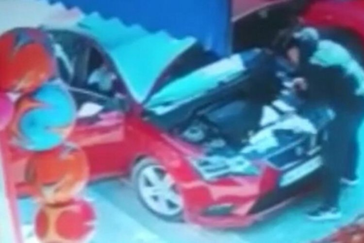 İstanbul'da sokak ortasında silahlı &ccedil;atışma! Birbirlerine kurşun yağdırdılar
