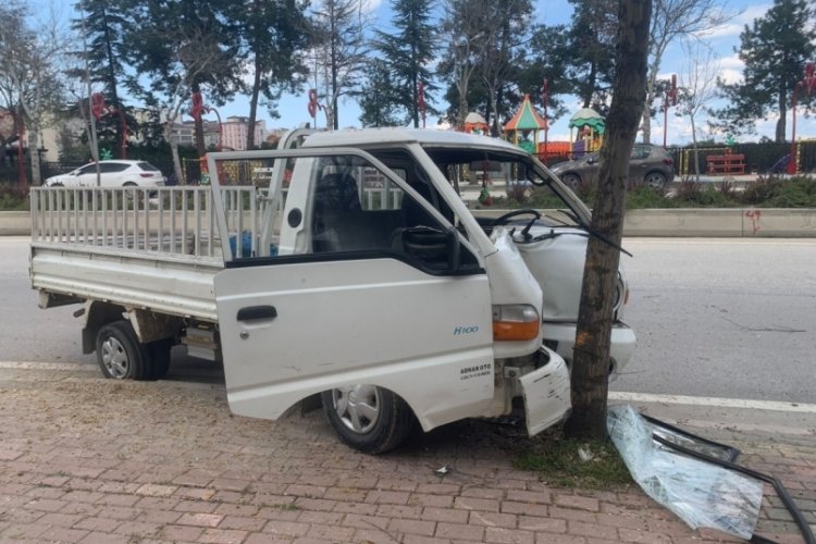 Bilecik'te kontrolden &ccedil;ıkan kamyonet ağaca &ccedil;arparak durabildi