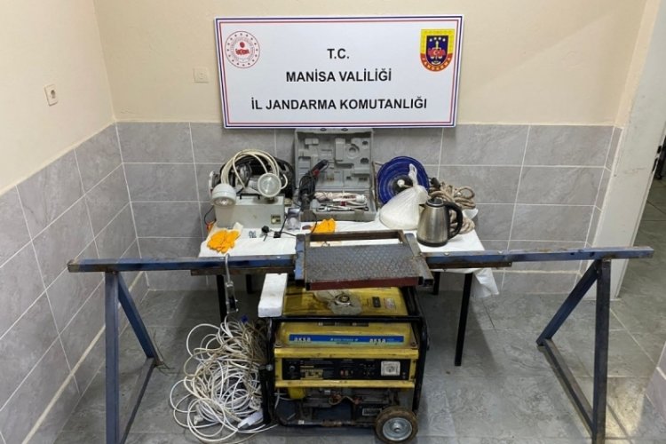 Manisa'da jandarma ka&ccedil;ak kazıya ge&ccedil;it vermedi: 5 g&ouml;zaltı