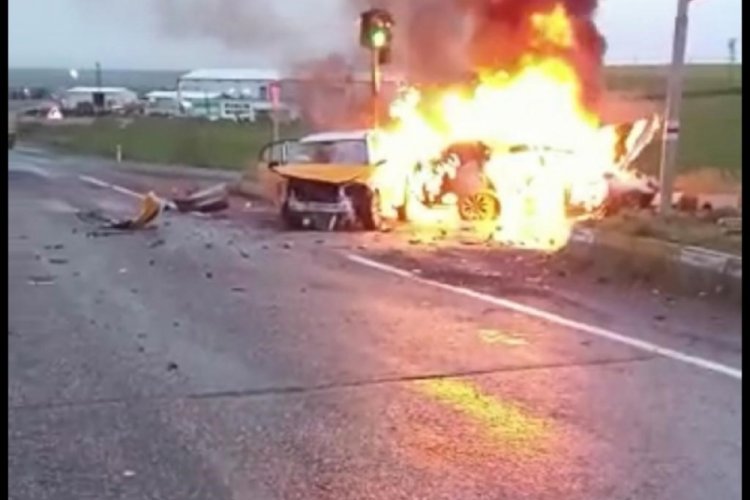 Diyarbakır'da otomobiller kavşakta &ccedil;arpıştı, ara&ccedil;lar alev alev yandı: 8 yaralı