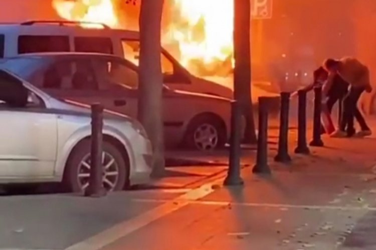 Adana'da park halindeki minib&uuml;s ve hafif ticari ara&ccedil; yandı
