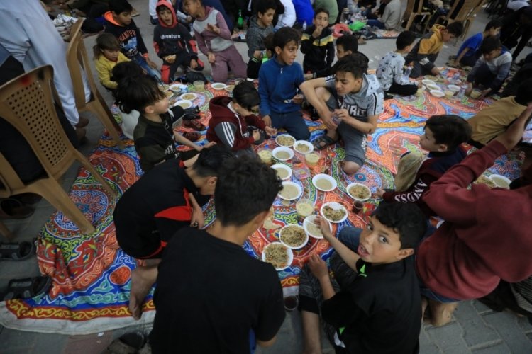 Filistin'in &uuml;&ccedil;&uuml;nc&uuml; b&uuml;y&uuml;k m&uuml;lteci kampında iftar etkinliği d&uuml;zenlendi