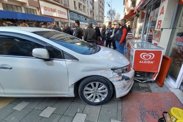 Bursa'da s&uuml;r&uuml;c&uuml;ler kavga etti, ara&ccedil; markete girdi!