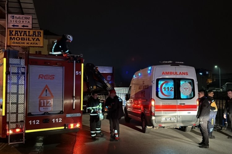 D&uuml;zce'de 12 yaşındaki &ccedil;ocuk topu dereye d&uuml;ş&uuml;nce peşinden atladı, yardımına itfaiye koştu