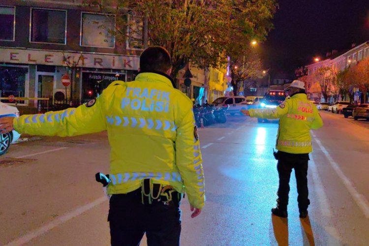 Bursa'da uygulama yapan polis ekiplerine pastalı s&uuml;rpriz