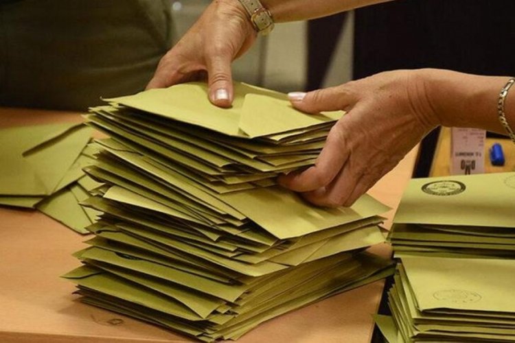 Hakan Bayrak&ccedil;ı, CHP ve AK Parti'nin oy oranlarını a&ccedil;ıkladı!