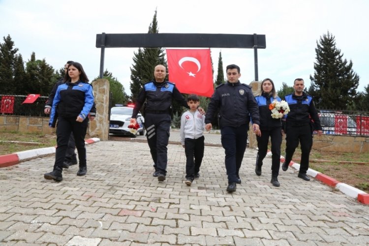 Şehit babasının mezarında dua etti, mezar taşındaki fotoğrafını okşadı