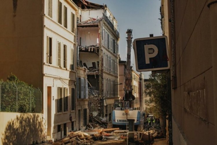 Fransa'da 2 bina peş peşe &ccedil;&ouml;kt&uuml;! 6 kişi hayatını kaybetti