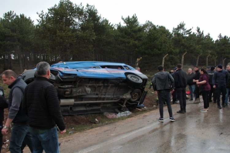 Otob&uuml;s jandarma aracına ve minib&uuml;se &ccedil;arptı! &Ccedil;ok sayıda yaralı var