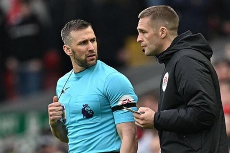 Liverpool-Arsenal ma&ccedil;ında yan hakem yıldız isime dirsek attı, soruşturma başlatıldı