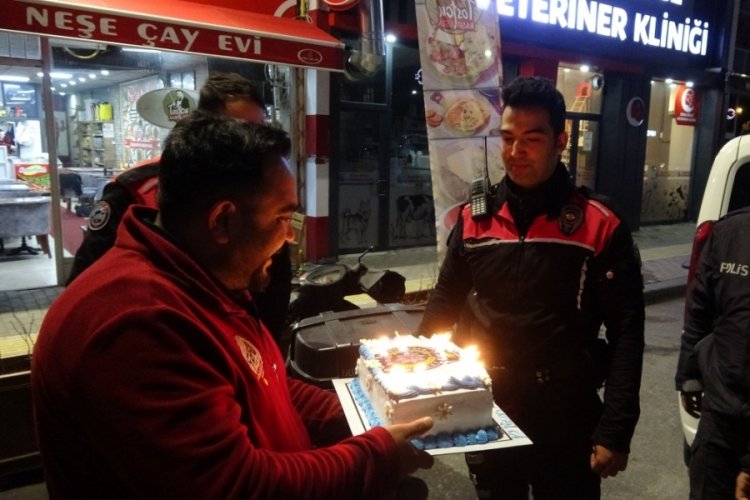 "Silahlı Kavga var" diye &ccedil;ağrılan polislere pasta s&uuml;rprizi