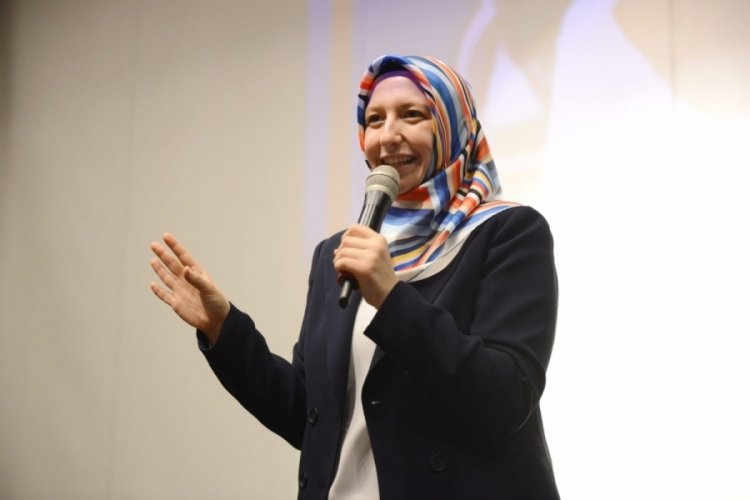 Bursa'da yazar Merve G&uuml;lcemal vatandaşlarla buluştu