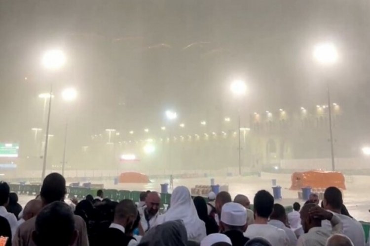 Kabe'de m&uuml;sl&uuml;manlar yağmur altında tavaf etti