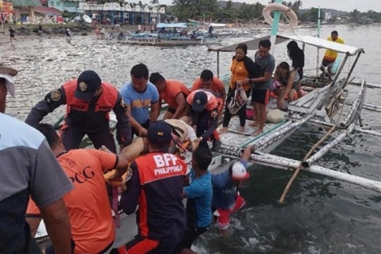 Filipinler'de tur teknesi alabora oldu: 1 kişi hayatını kaybetti