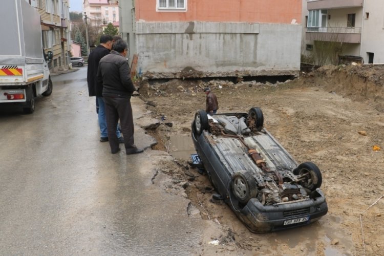 Sivas'ta manevra yaparken fark edemeyip inşaat temeline d&uuml;şt&uuml;