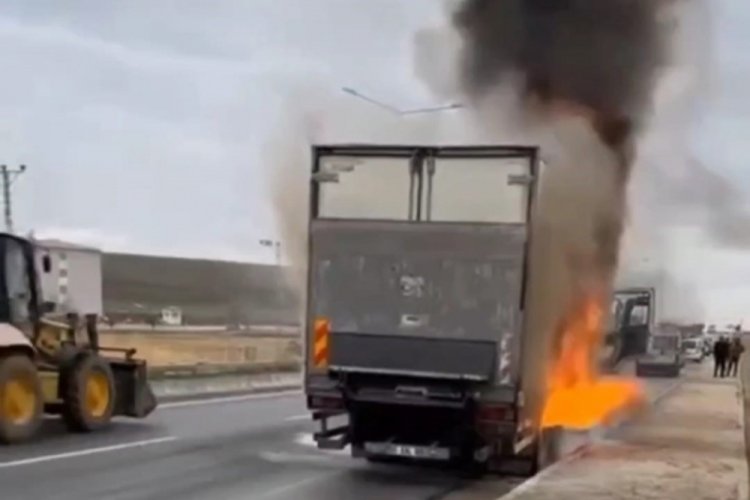 Van'da seyir halindeki tır alev alev yandı