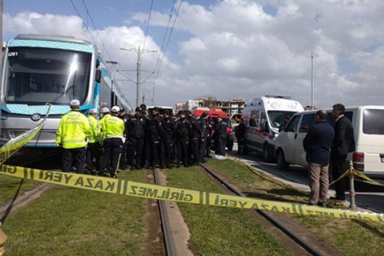 Konya'da bir anne &ccedil;ocuğuyla birlikte tramvayın altında kaldı, anne hayatını kaybetti