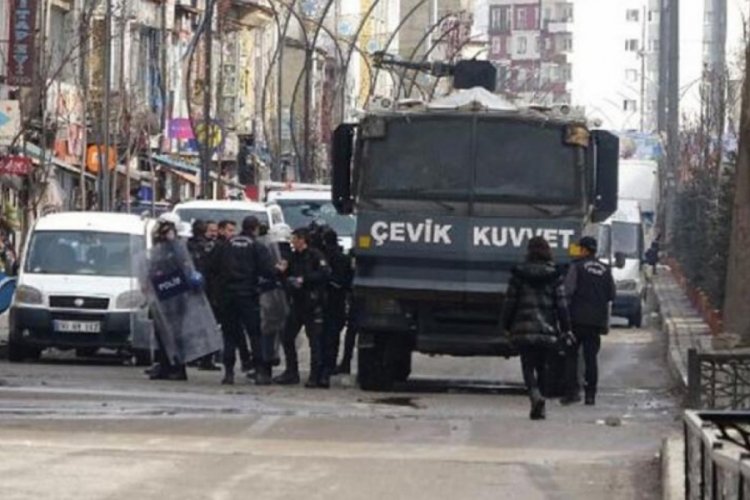 Hakkari'de Yeşil Sol Parti'nin se&ccedil;im b&uuml;rosu a&ccedil;ılışında yasa dışı slogan atanlara m&uuml;dahale