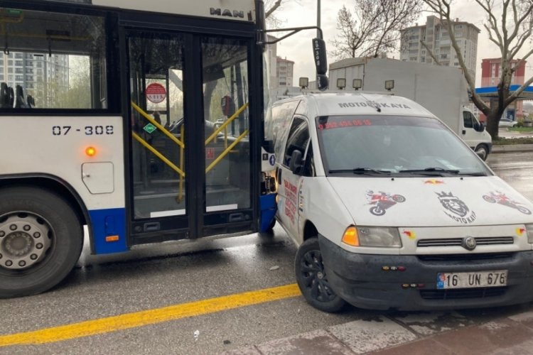 Ankara'da EGO otob&uuml;s&uuml;n&uuml;n şof&ouml;r&uuml; trafikteki tartışmada aracı metrelerce s&uuml;r&uuml;kledi