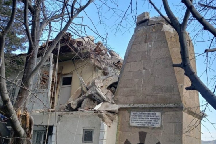 Kırşehir'de cami minaresi r&uuml;zgarda yıkıldı