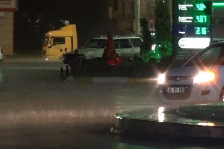 Aksaray'da fırtına yerini şiddetli yağmura bıraktı