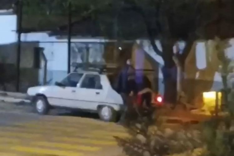 İzmir'de kaldırım taşlarını &ccedil;aldılar