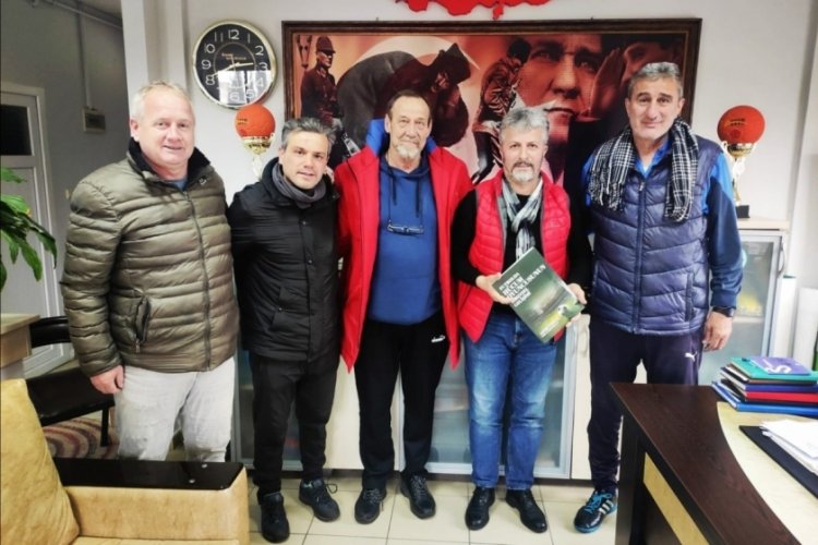 Futbolun A-takımından  Nil&uuml;ferli muhtara anlamlı ziyaret!