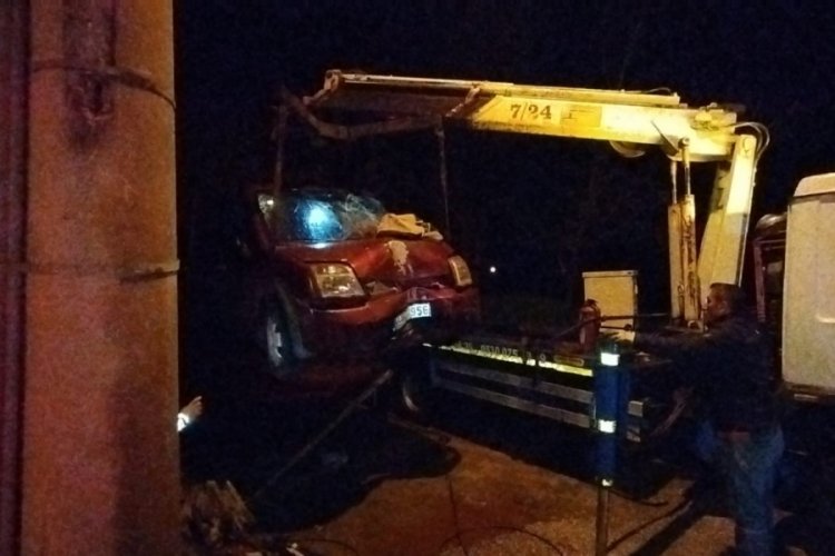 Edirne'de s&uuml;r&uuml;c&uuml; direğe &ccedil;arptı