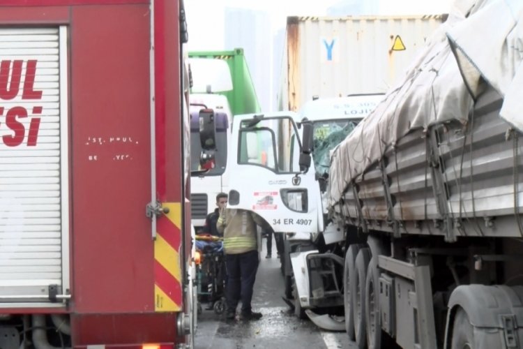 İstanbul'da Haramidere TEM bağlantı yolunda tırlar &ccedil;arpıştı