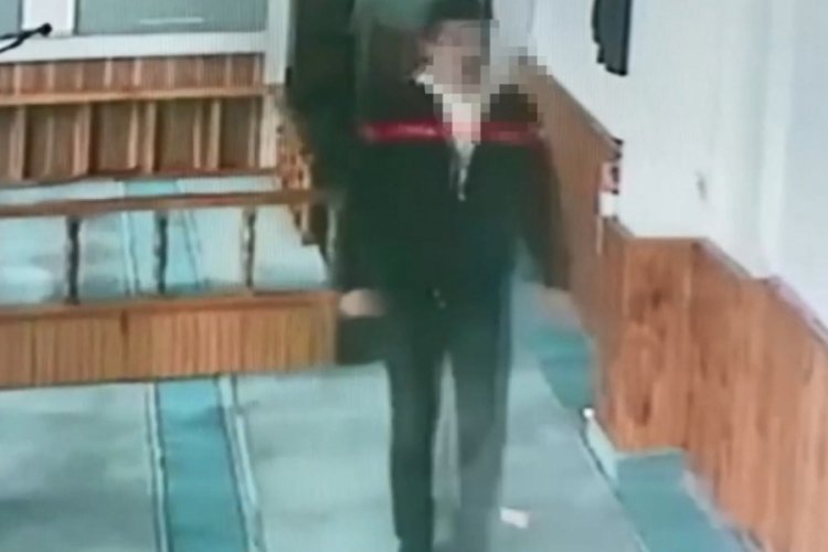 İstanbul'da camiden hırsızlık yapan adam g&uuml;venlik kamerasında