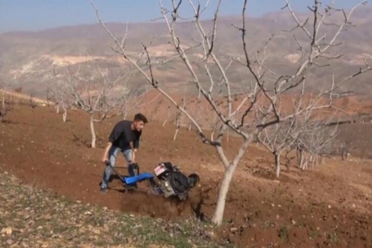 Siirt'te yağan yağmurlar &ccedil;ift&ccedil;inin y&uuml;z&uuml;n&uuml; g&uuml;ld&uuml;rd&uuml;